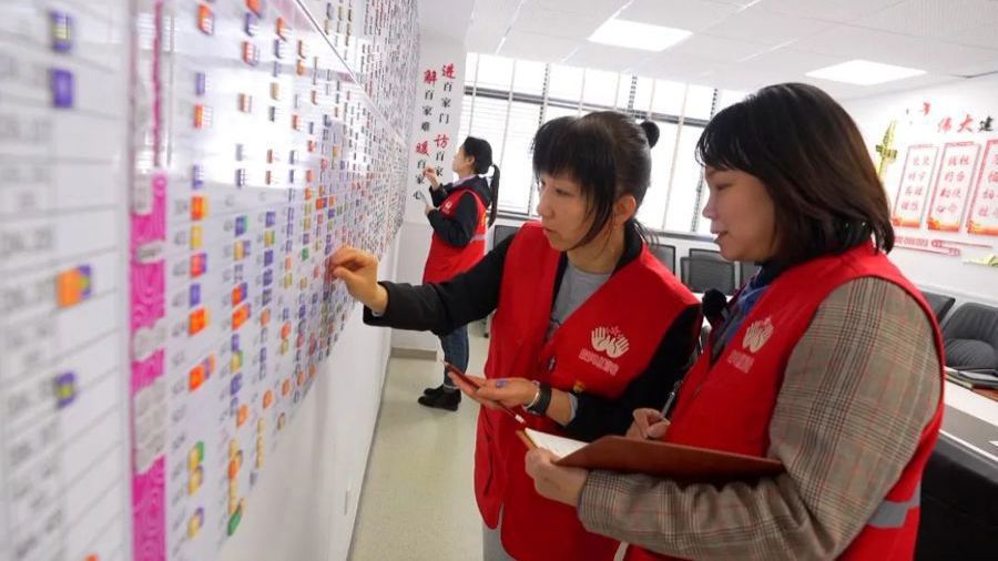 對照“作戰(zhàn)圖”，彭浦新村街道社區(qū)干部可以有針對性地走訪居民。 資料照片.jpeg
