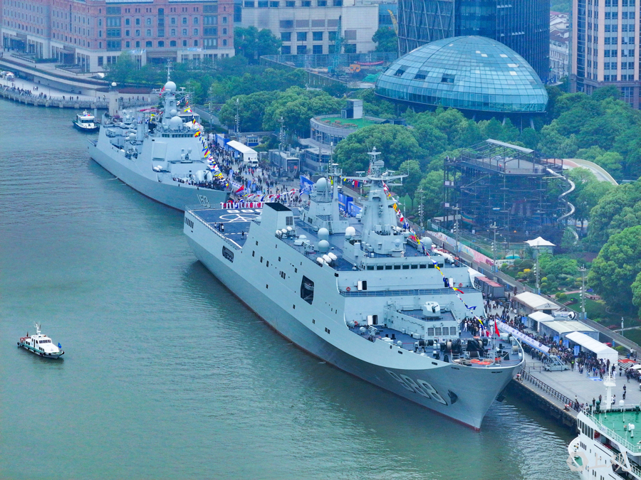 導(dǎo)彈驅(qū)逐艦西安艦、綜合登陸艦沂蒙山艦停靠在上海港國際客運(yùn)中心碼頭，迎接社會(huì)各界民眾參觀。記者 張海峰 攝.jpg