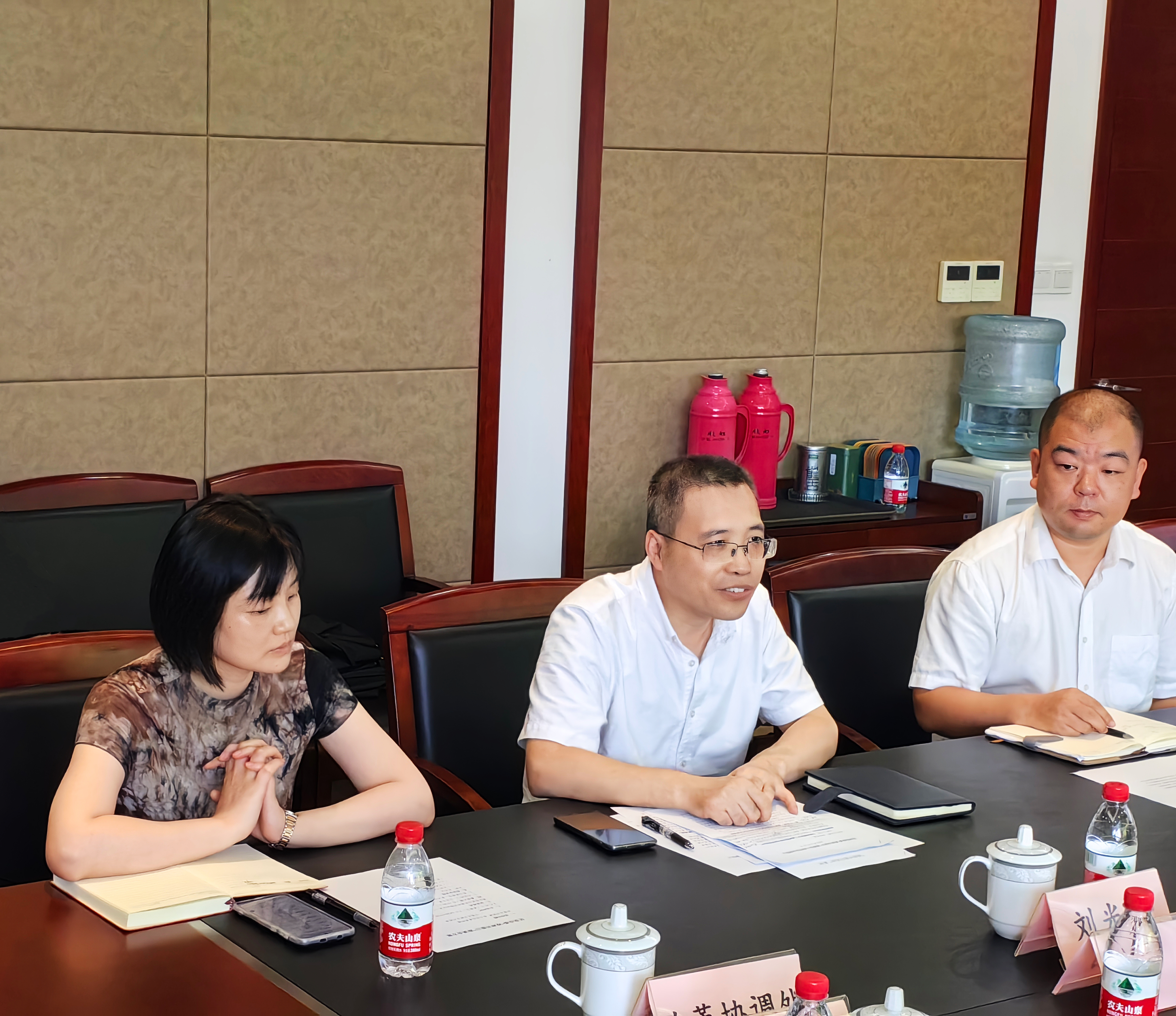 座談會上，區發改委黨組成員、副主任劉光衛介紹了“政府開放日”活動的背景及重要性.png