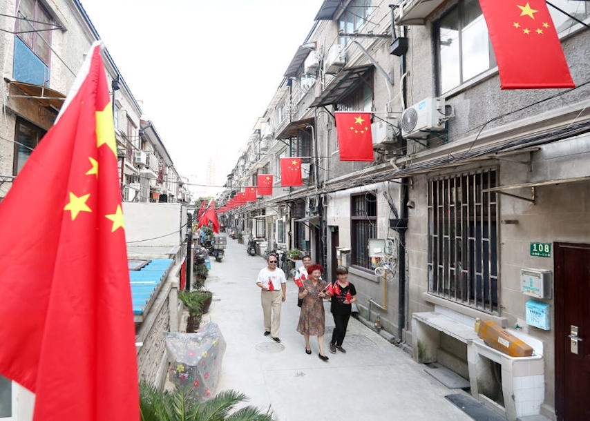 讓更多的人了解國旗 熱愛國旗 增強(qiáng)民族自豪感 “國旗弄堂”里 紅旗裝點(diǎn)喜慶