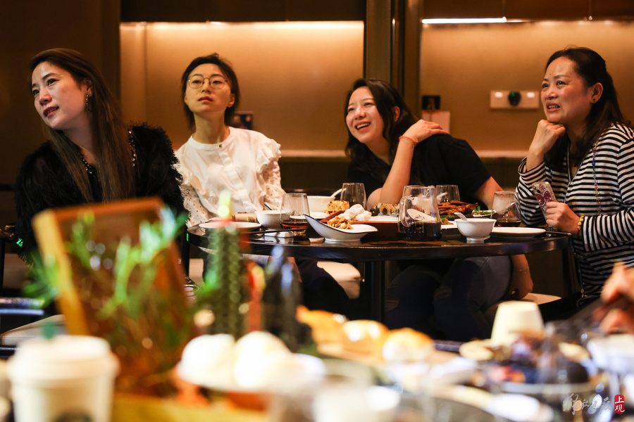申城節(jié)日線上線下消費(fèi)達(dá)676億元 7天共接待游客1862.25萬人次 線下餐飲消費(fèi)實(shí)現(xiàn)同比兩位數(shù)增長