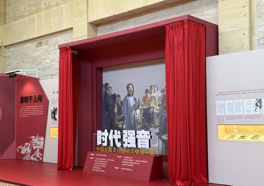 觀眾從上海魯迅紀(jì)念館大堂開始“走入”歷史。 施晨露 攝.jpeg