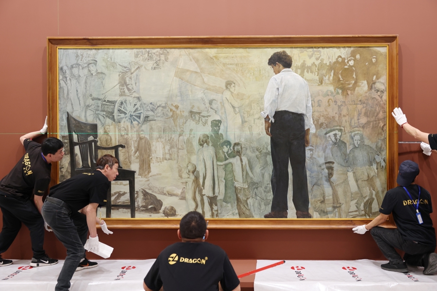 昨天，浦東美術館工作人員正在布置陳逸飛油畫作品《踱步》.jpg