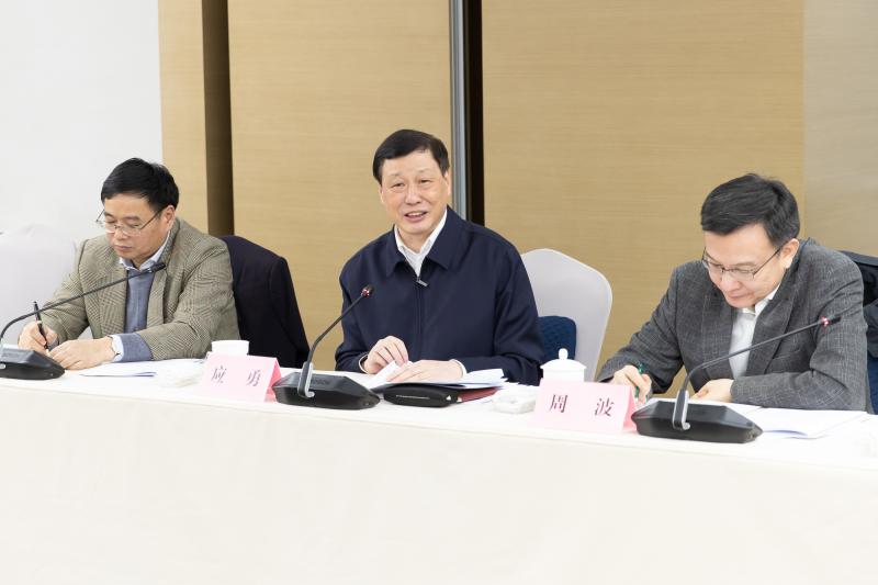 2018年12月27日，應勇市長來到上海市大數據中心，聽取“一網通辦”推進情況匯報。