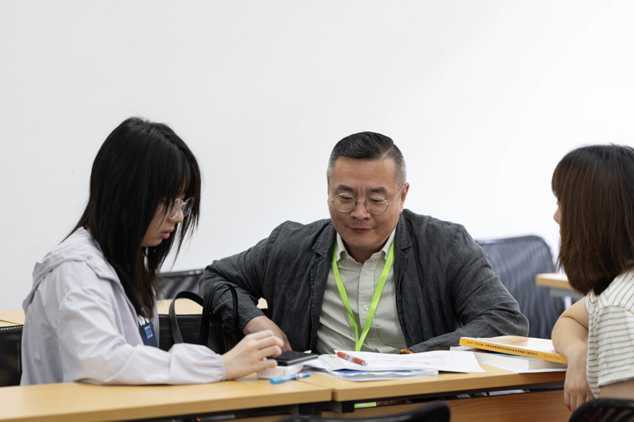 專家為考生和家長提供“一對一”志愿填報指導服務.jpg