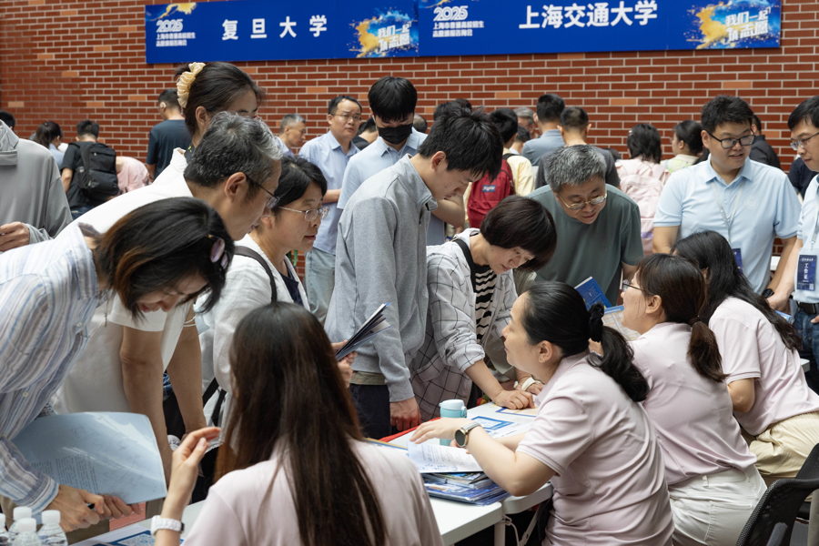 高考“知分知位”后如何精准填志愿 线下志愿填报咨询会举行 转专业、继续深造机会等受关注