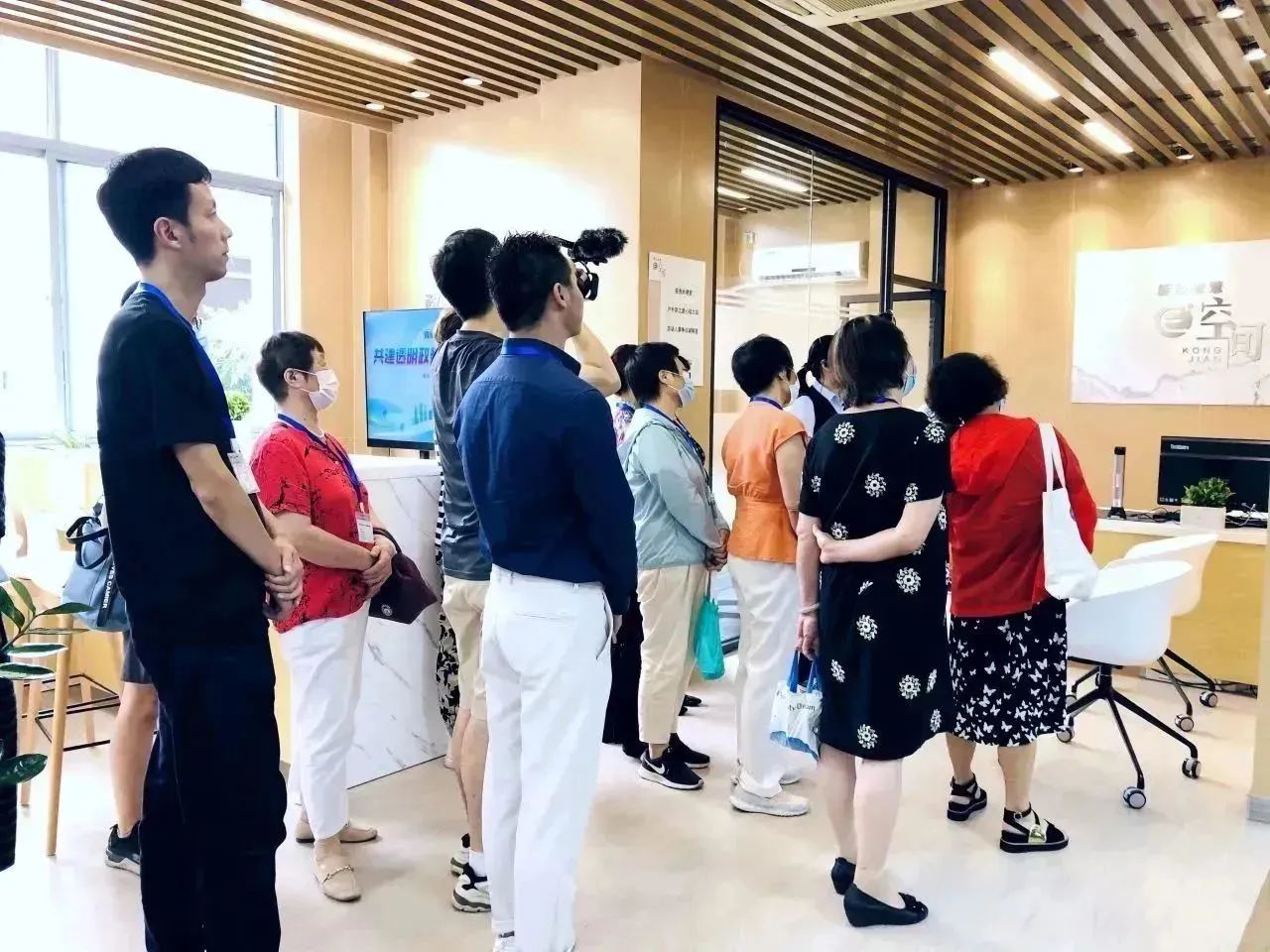 共建透明政務(wù) 共享發(fā)展成果——新涇鎮(zhèn)社區(qū)事務(wù)受理服務(wù)中心政府開放月活動3.jpg